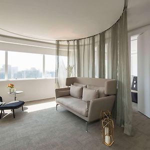 Design Suite One King Bed Bathtub High Floor